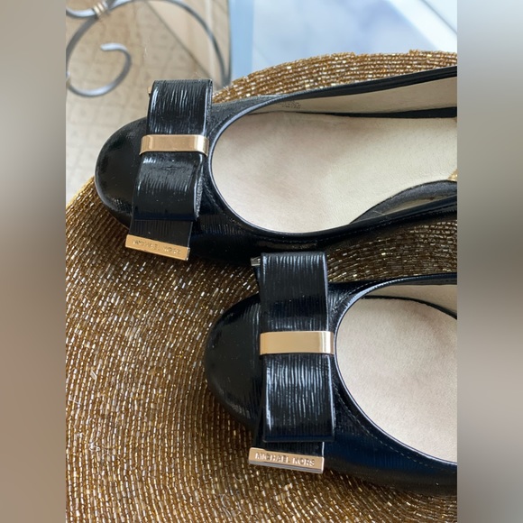 Michael Kors Kiera Mid Patent Leather Bow
Pumps Black. - Picture 4 of 11